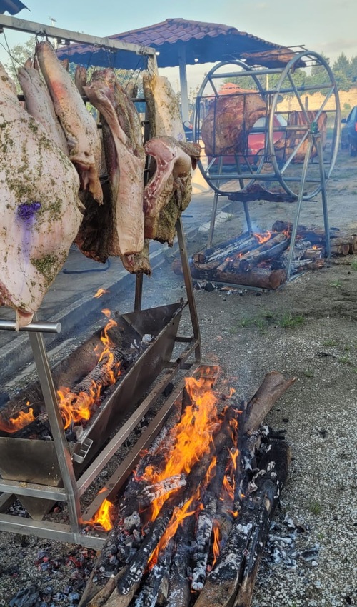 Carnes assando ao ar livre