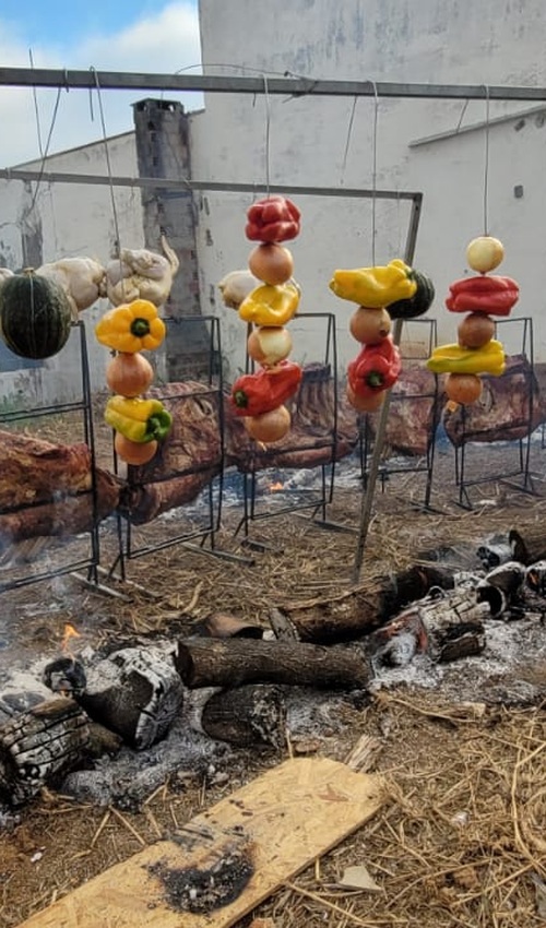 Espetinhos coloridos no fogo